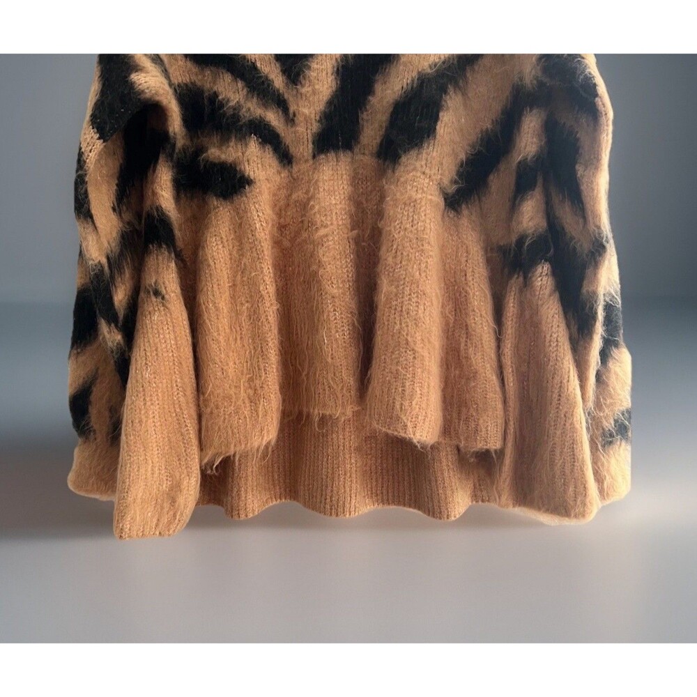 POL Zebra Stripe Fuzzy V Neck Chunky Oversized Sweater Women's Size Large - Picture 4 of 11